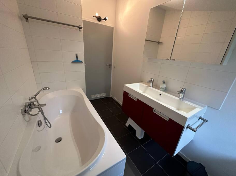 Achthoek 67, Quiet Location Minutes From The